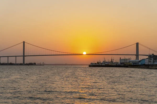 Sun Hanging Golden Bridge Maputo Mozambique lizenzfreie Stockbilder