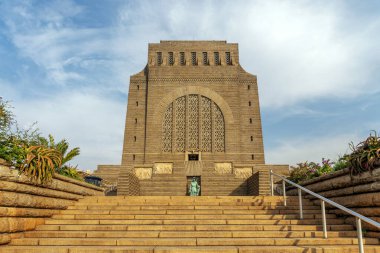 1830 'larda Güney Afrika' ya gelen Afrikalı yerleşimcilerin anısına dikilen dev bir Voortrekker Anıtı