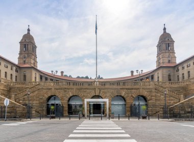 Zebra, Güney Afrika 'nın başkenti Pretoria' daki Union Binaları 'na güvenli bir giriş sağlıyor.