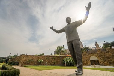 Güney Afrika, Pretoria 'daki Union binalarının önündeki meydanında duran Neslon Mandela heykeli