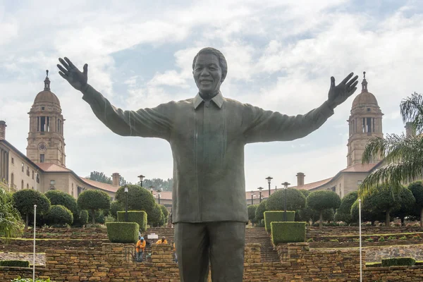 Güney Afrika, Pretoria 'daki Union binalarının önündeki meydanında duran Neslon Mandela heykeli