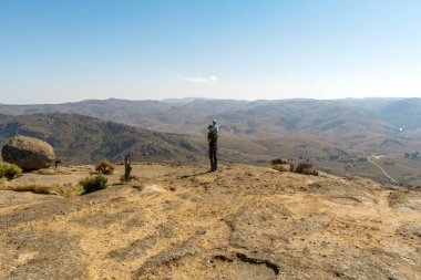 Bir yaşındaki bir çocuk babasının omuzlarına biniyor ve Eswatini, Afrika 'da nefes kesici manzaraların tadını çıkarıyor.
