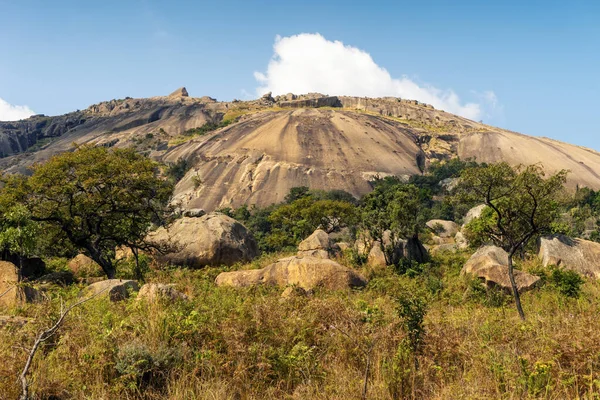 在埃斯瓦蒂尼首府姆巴巴内旁边 有一块巨大的岩石叫西贝贝 — 图库照片