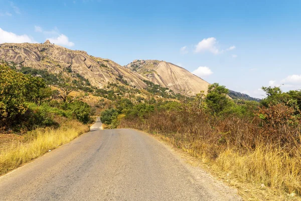 Camino Pie Enorme Roca Monolito Llamado Sibebe Junto Mbabane Capital — Foto de Stock