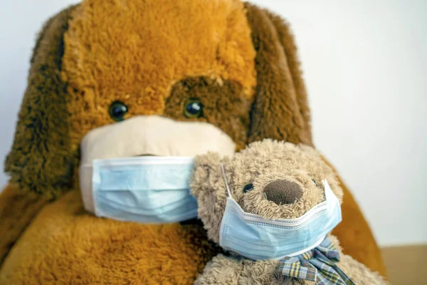 Zwei Kleine Und Große Braune Teddybären Tragen Aus Gesundheitlichen Gründen Stockbild