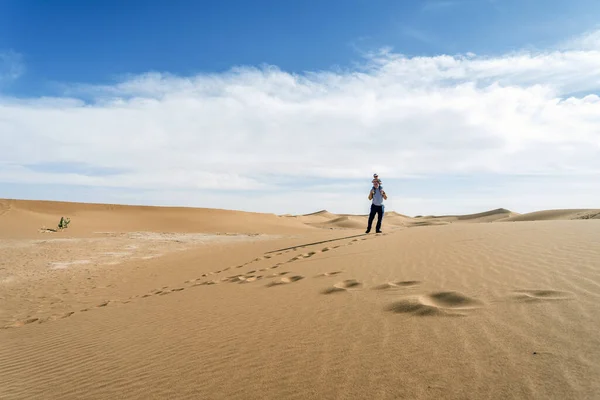 Vater Wandert Mit Zweijährigem Sohn Huckepack Durch Sahara Wüste Marokko — Stockfoto