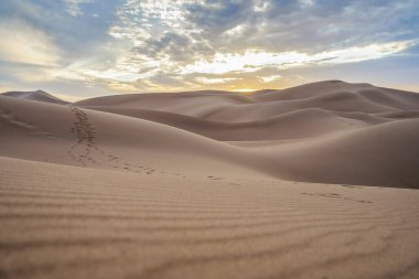 Sahra Çölü 'nün, Fas' ın, Afrika 'nın kum tepeleri üzerinde güzel bir gün batımı.
