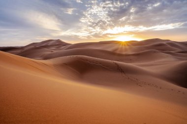 Sahra Çölü 'nün, Fas' ın, Afrika 'nın kum tepeleri üzerinde güzel bir gün batımı.