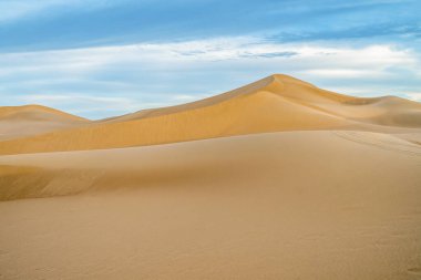 Sahra Çölü 'nün huzurlu manzarası kum tepeleri, Fas, Afrika