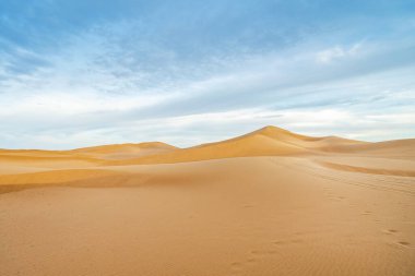 Sahra Çölü 'nün huzurlu manzarası kum tepeleri, Fas, Afrika