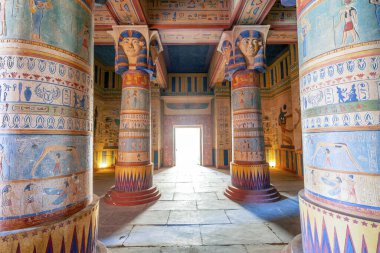 Ouarzazate, Fas - 18 Mart 2020: Atlas Sinema Stüdyoları 'nda Kleopatra filminin seti olarak kullanılan Taht Salonu