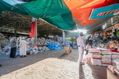 Agadir, Fas - 19 Mart 2020: Faslı insanlar renkli ürünlerle dolu pazarda alışveriş yapıyor ve günlük işlerini yapıyorlar, Afrika