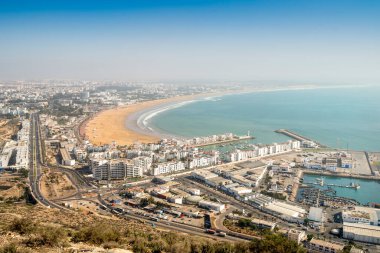 Agadir, Fas, Kuzey Afrika 'da inanılmaz genişlikte kumlu plajı çevreleyen beyaz modern mimari