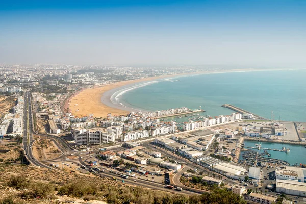 Bílá Moderní Architektura Obklopující Úžasně Širokou Písečnou Pláž Agadiru Maroku — Stock fotografie