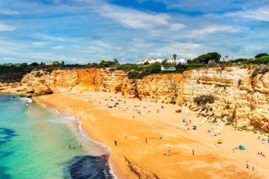 Praia Nova, Porches, Algarve, Portekiz adlı kayalıklarla çevrili güzel kumlu sahil.