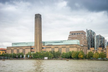 Londra, İngiltere - 30 Eylül 2019: Tate Modern Müzesi ve Tate Modern Bahçesi Thames Nehri 'nden görüldü