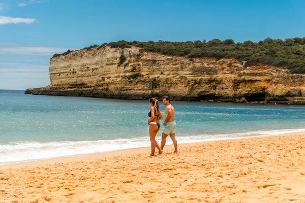 ポルトガルのポルトガル 2019年6月20日 若いカップルがアルガルヴェ ポルトガルの崖と美しい砂浜を楽しんでいます — ストック写真