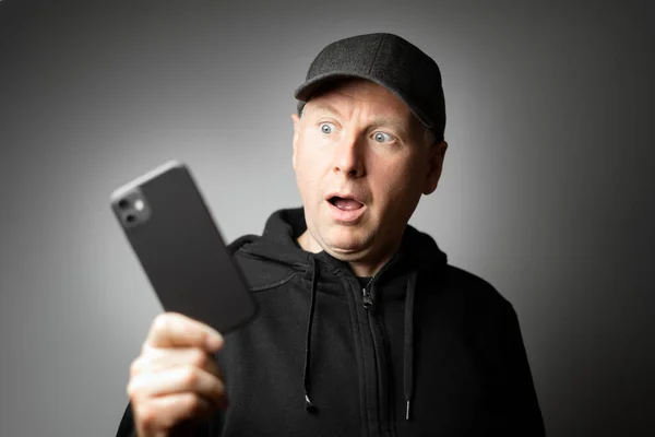 Man Zwarte Kleren Geschokt Door Het Bericht Telefoon Telefoon Zelf — Stockfoto