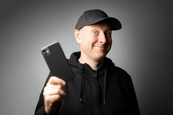 Homem Roupas Pretas Feliz Com Mensagem Telefone Próprio Telefone — Fotografia de Stock