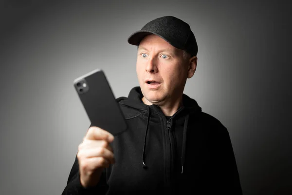 Человек Черной Одежде Шокирован Сообщением Телефону Телефону — стоковое фото