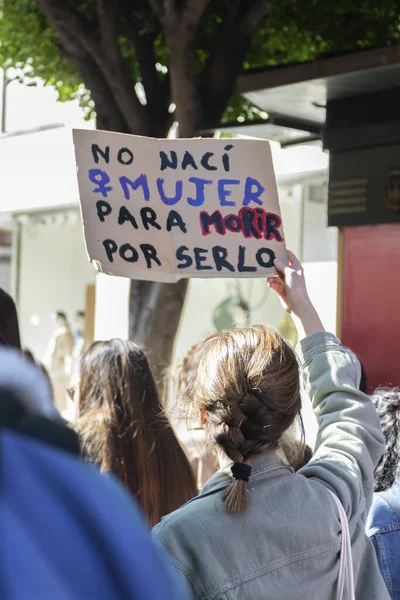 Valencia 'da kadınlar günü için feminist gösteride afiş. Sancak diyor ki: 