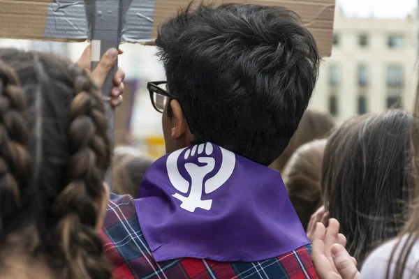 Valencia 'da kadınlar günü için feminist bir gösteride dövüşen kadın..
