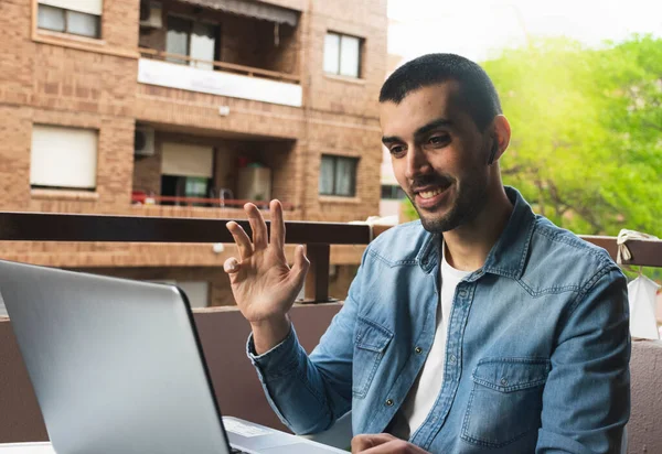 Usmívající Muž Mává Dělá Video Hovor Notebooku Stock Snímky