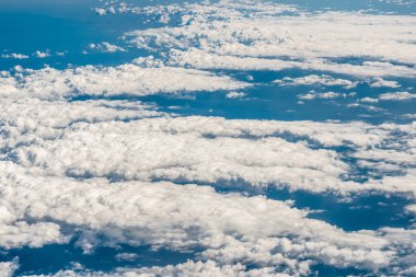 Denize - uçak görünümünden güzel bulutlar.
