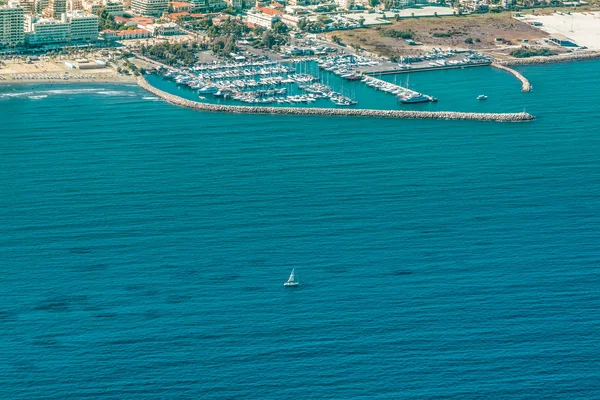 Mar cidade portuária de Larnaca, Chipre . — Fotografia de Stock