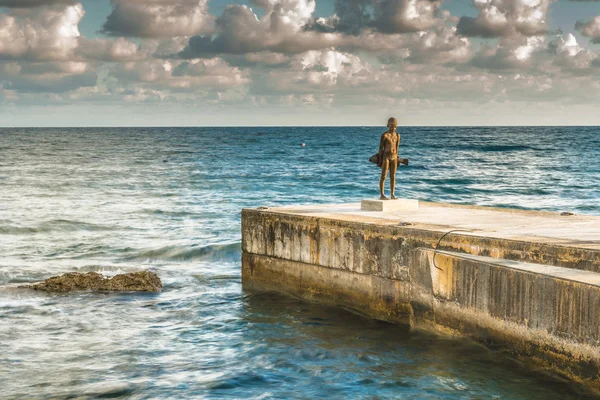 Статуя мальчика с рыбой на берегу Средиземного моря . — стоковое фото