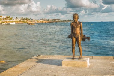 Paphos, Kıbrıs, 22 Eylül 2016; Bir balık Akdeniz kıyısında bir çocukla heykeli.