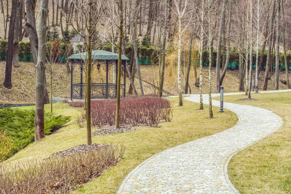Piękne ścieżki w parku wiosny. — Zdjęcie stockowe