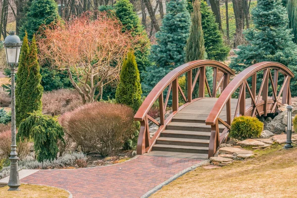 Utsikt över den vackra bron över sjön. — Stockfoto