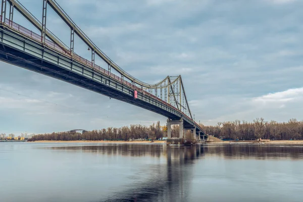 Uma vista da ponte pedonal em Kiev . — Fotografia de Stock