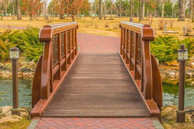 Göl üzerinde güzel köprü.