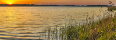 Sunset bulvarında güzel bir göl kenarında Kiev, Ukrayna.