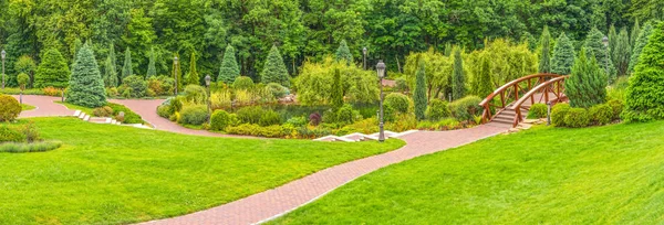 Bir göl ve Kiev yakınındaki Mezhyhiria nehri geçip bir köprü ile park parçası Panoraması.