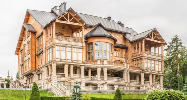 Honka es la residencia del ex presidente ucraniano Yanukovich tres años más tarde . — Foto de Stock