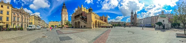 Panorama van het marktplein met het stadhuis, de markt, de kerk van St. Mary en de kerk van St. Adalbert in de Poolse stad Krakau / Cracow. — Stockfoto