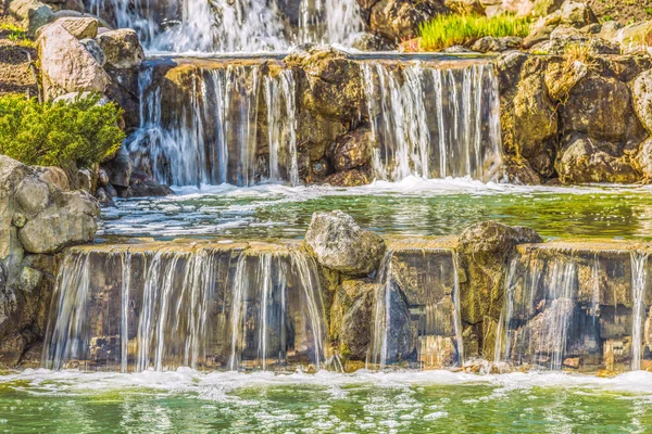 Art arda sıralı şelale Peyzaj Park yakınındaki Kiev Mezhyhirya.