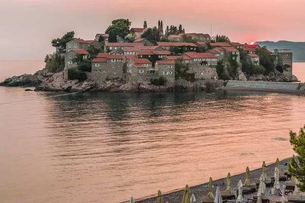 Hermosa vista de la isla-resort de San Esteban (Sveti Stefan) en la Riviera de Budva, Budva, Montenegro al atardecer . — Foto de Stock