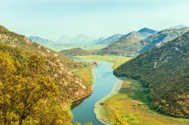 İşkodra Gölü kıyısından Kanyon Crnojevica Nehri. Karadağ en ünlü görünümlerden birini. Nehir bir dönüş dağlar ve akışı arasında geriye doğru yapar.