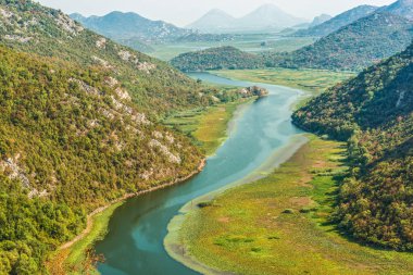 İşkodra Gölü kıyısından Kanyon Crnojevica Nehri. Karadağ en ünlü görünümlerden birini. Nehir bir dönüş dağlar ve akışı arasında geriye doğru yapar.