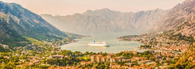 Kotor, Karadağ Panoraması. Kotor Koyu'ndaki Adriyatik Denizi, korunmuş bir Venedik Kalesi, eski küçük köyler, ortaçağ şehirlerinden ve pitoresk dağlar en güzel yerlerden biri.