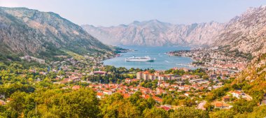 Kotor, Karadağ Panoraması. Kotor Koyu'ndaki Adriyatik Denizi, korunmuş bir Venedik Kalesi, eski küçük köyler, ortaçağ şehirlerinden ve pitoresk dağlar en güzel yerlerden biri.
