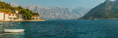 Boka Kotorsky Körfezi Panoraması ile dolgu Perast, Karadağ antik kentin bir parçası. Adriyatik Denizi üzerinde Kotor Koyu'nun sularına dağlardan bir görünümünü.