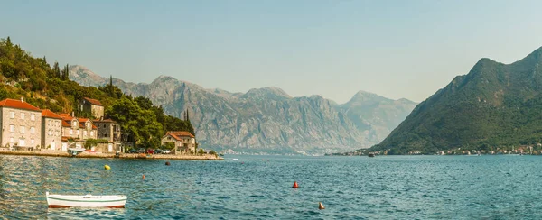 Kotor Körfezi Panoraması ile dolgu Perast, Karadağ antik kentin bir parçası. Adriyatik Denizi üzerinde Kotor Koyu'nun sularına dağlardan bir görünümünü.