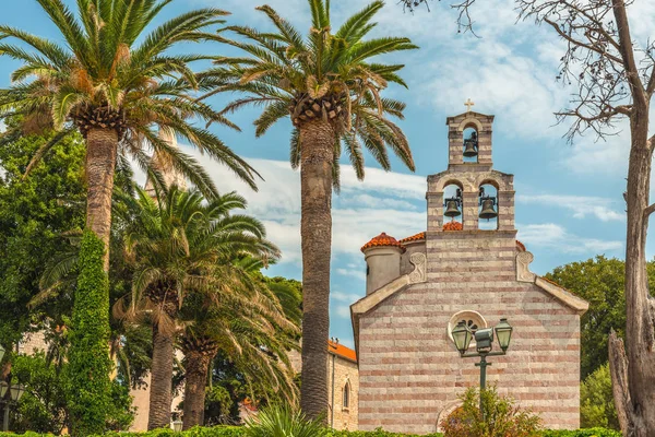 Old Town, Budva, Karadağ kilise kutsal Trinity. Geleneksel taş kilise ve Karadağ turizm başkenti döşeli Meydanı.