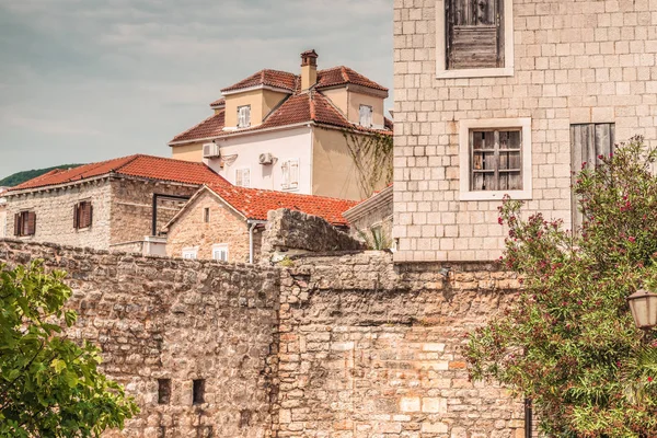 Fragmento dos edifícios da cidade velha de Budva, Montenegro. A primeira menção a esta cidade foi há mais de 2600 anos. . — Fotografia de Stock