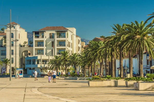 Tivat, Karadağ rıhtımda mesire.